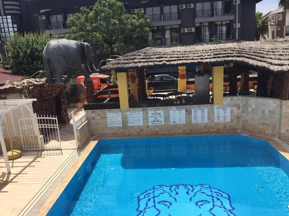 Safari Suit Hotel , Side