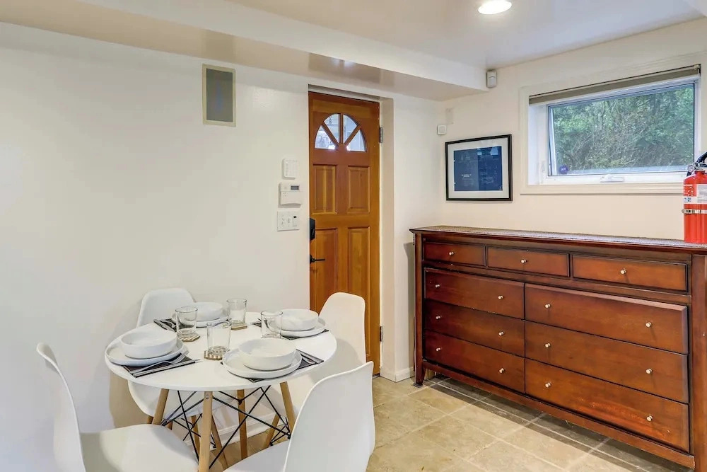 Walkable Green Lake Studio w/ Fireplace