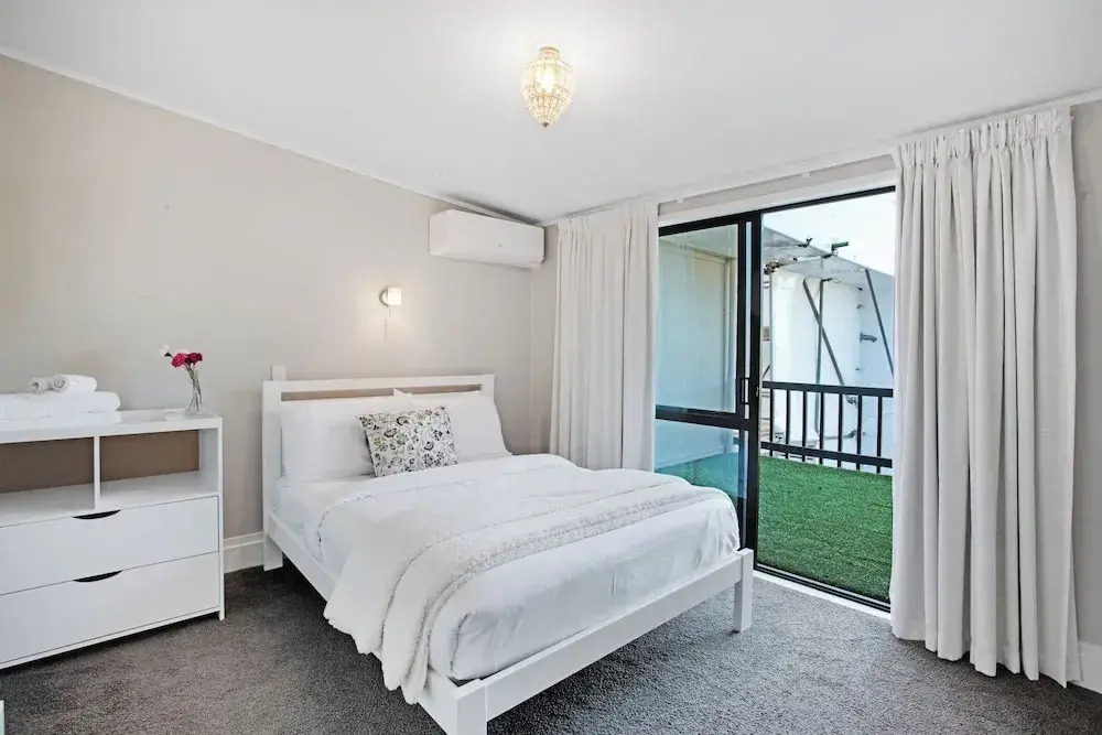 Parnell Vista 2BR Apartment with Seaview