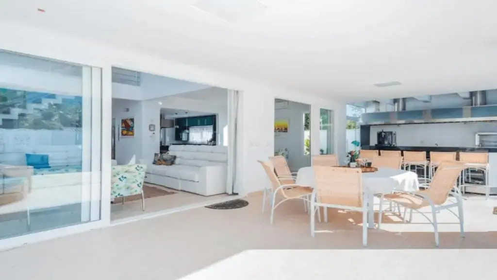 Casa de alto padrão, com 5 suítes, a 50m praia de Barequeçaba