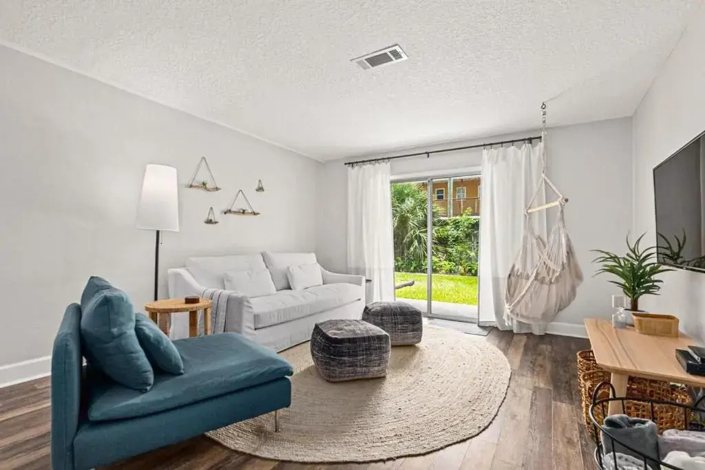 Island Suite - Walk to Downtown!