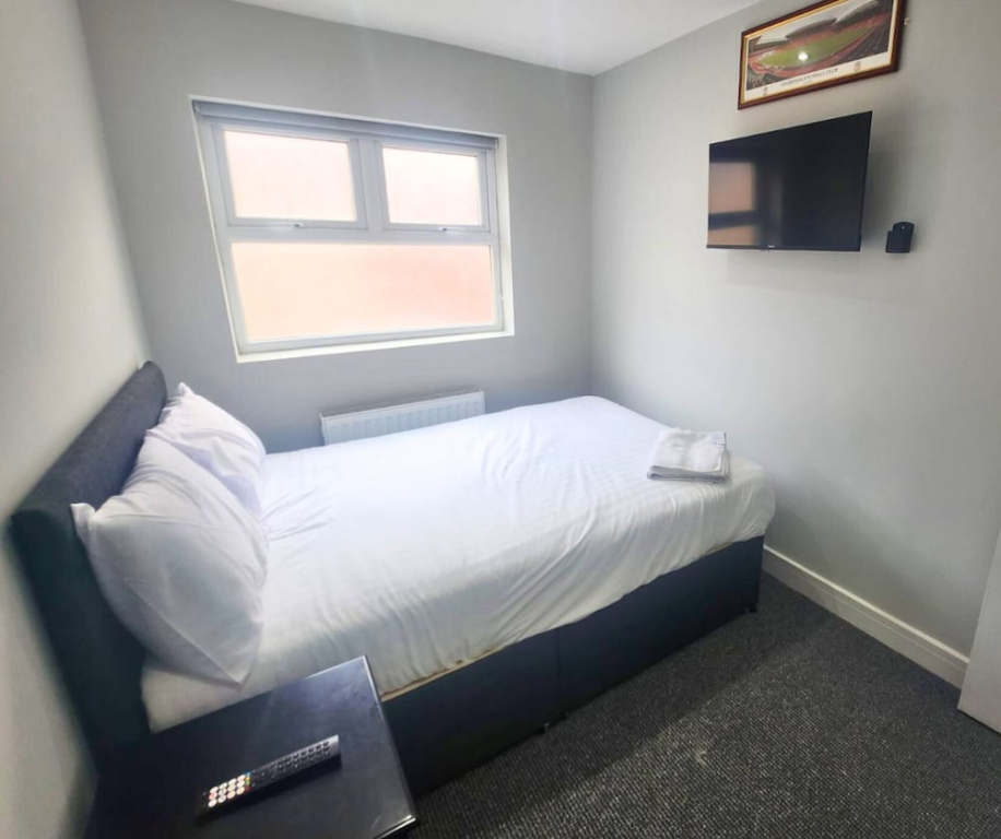 The Red Lounge House - sleeps 14