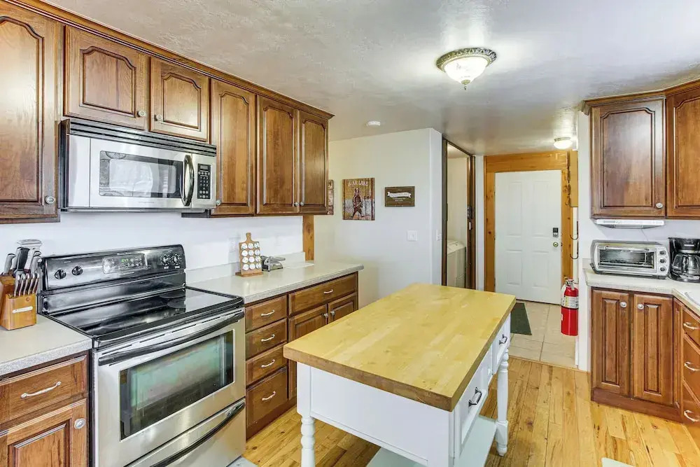 Scenic Views & Game Room: Garden City Retreat!