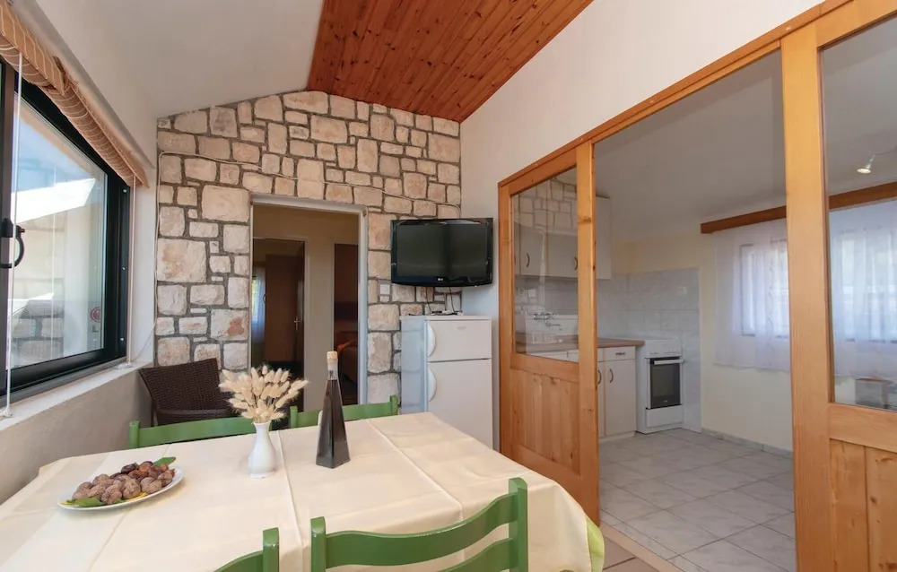 Amazing Home in Tankaraca With Wifi and 4 Bedrooms