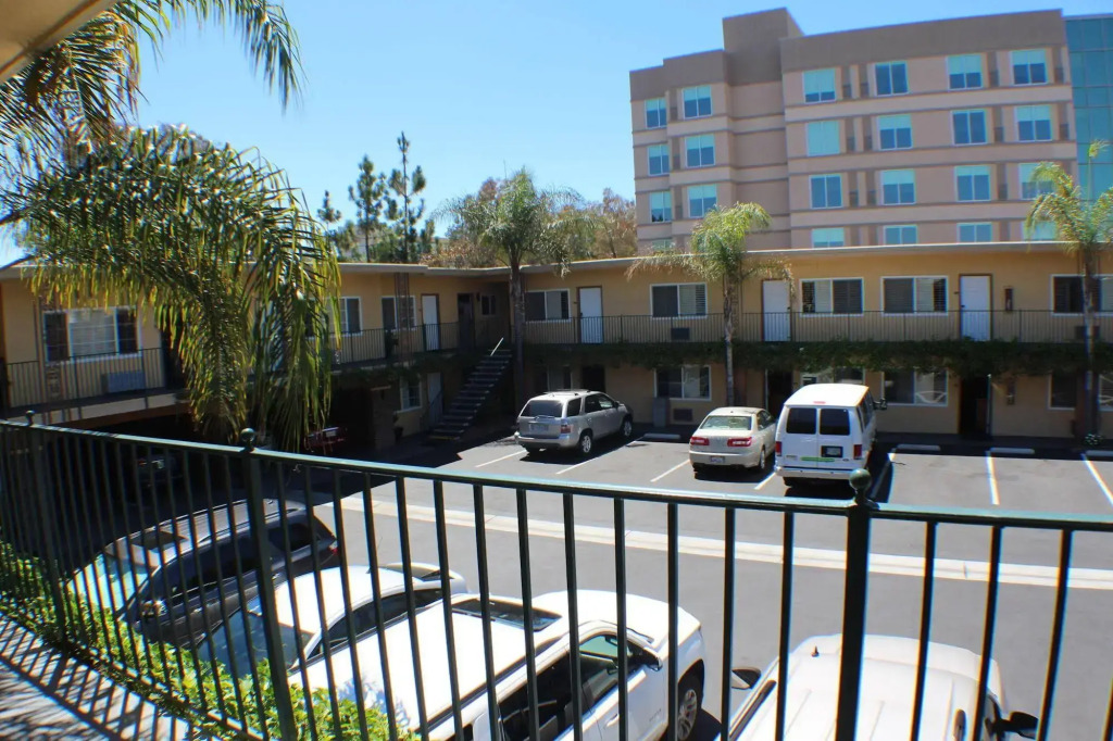 Anaheim Islander Inn and suites near Park and Convention center