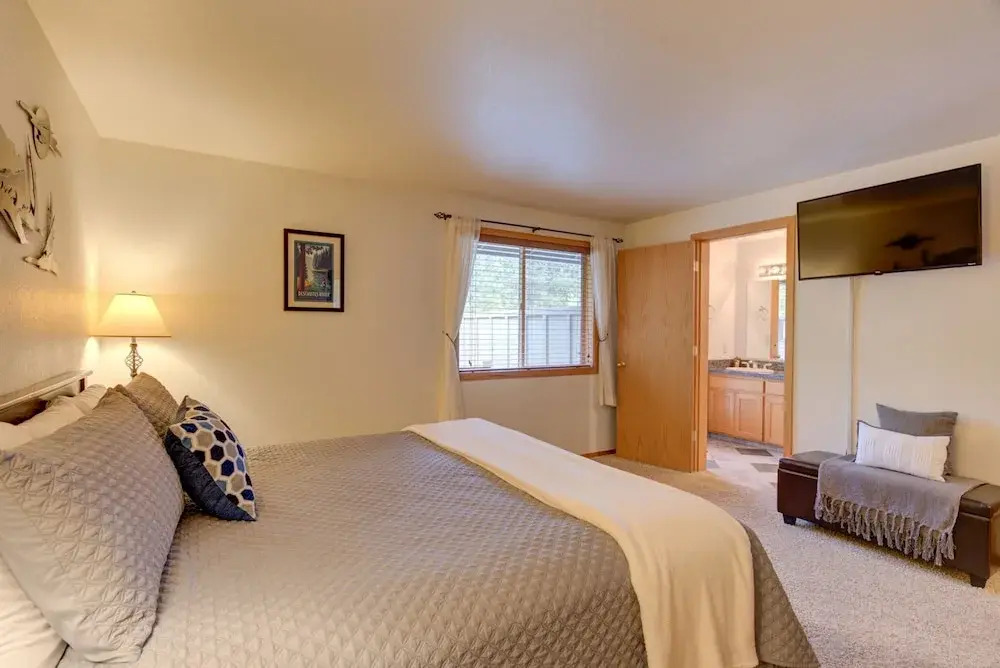 Poplar Lane #26 by Village Properties at Sunriver