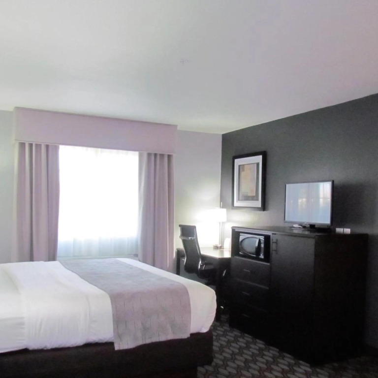 Oak Hill Inn & Suites