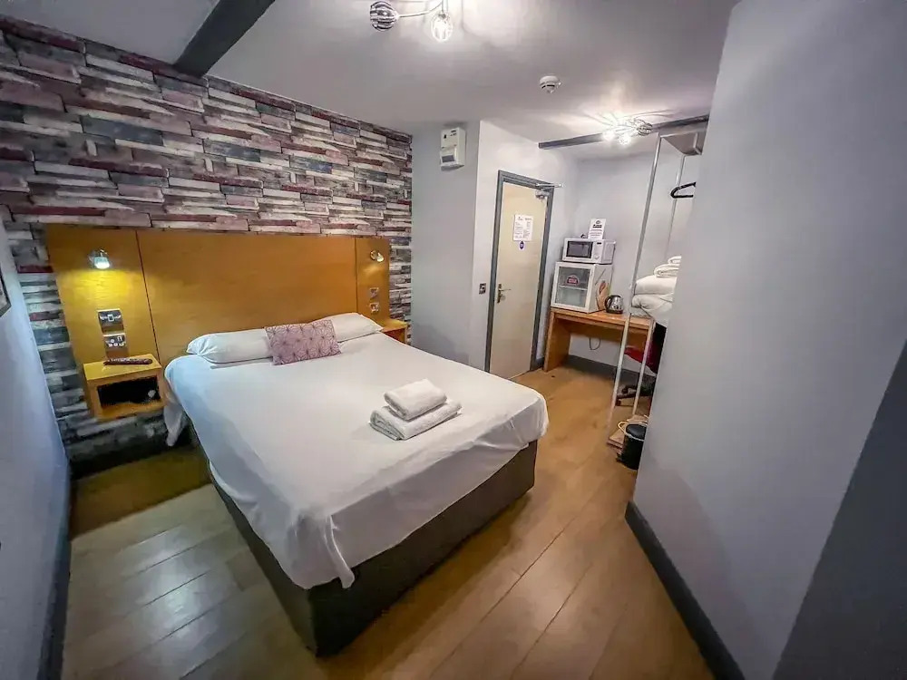 Twenty Hotel & Bar