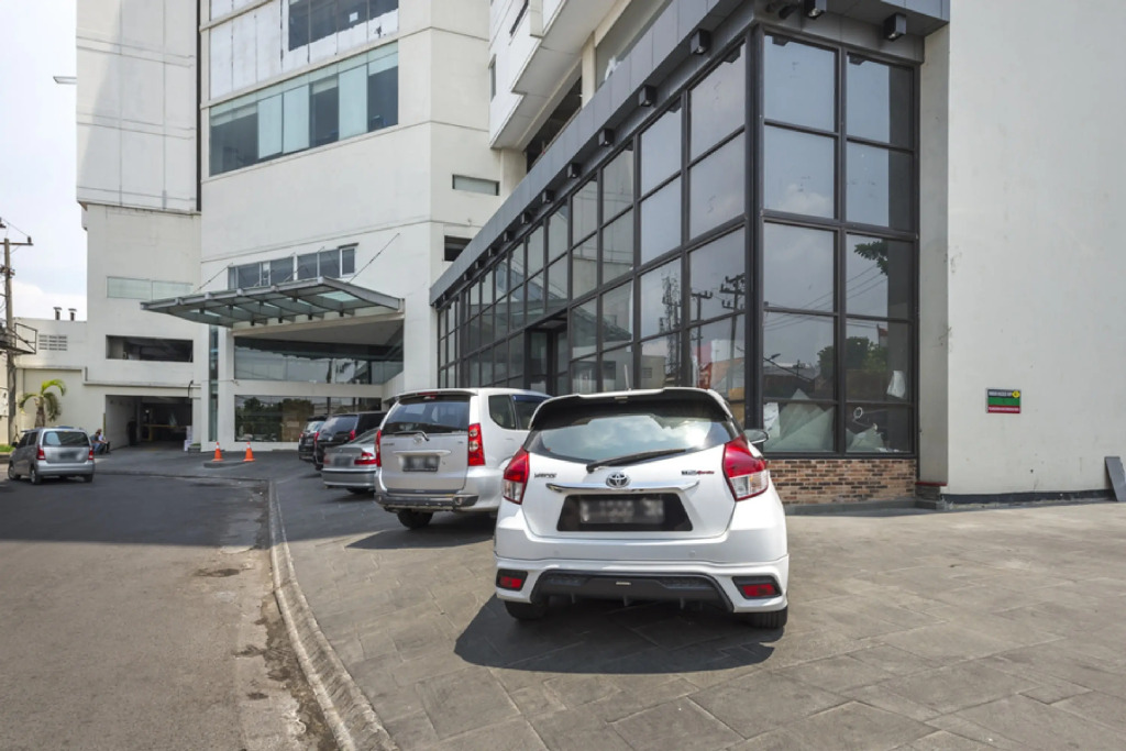 RedDoorz Apartment near Grand City Mall