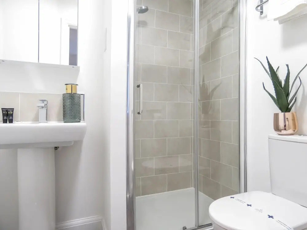 Tudors eSuites Birmingham House with Private Garden Free Parking
