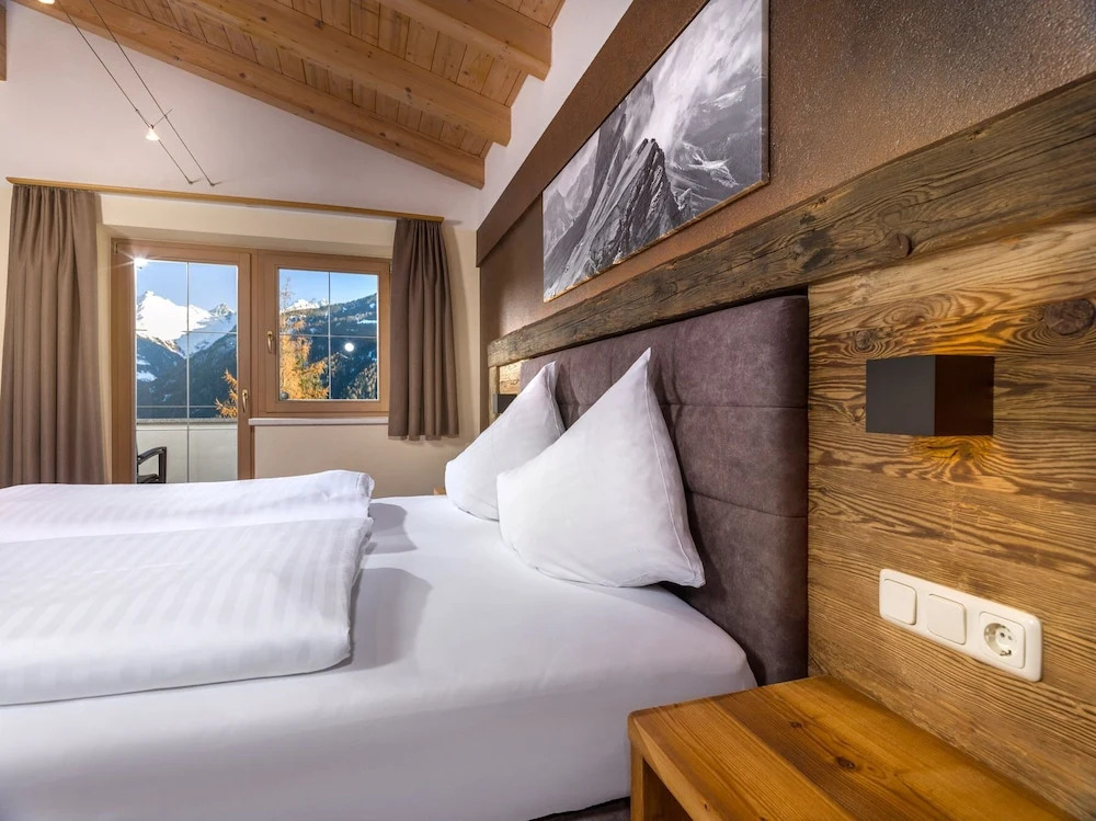 LAUDEGGHOF Ladis - Apartments with Castle Views