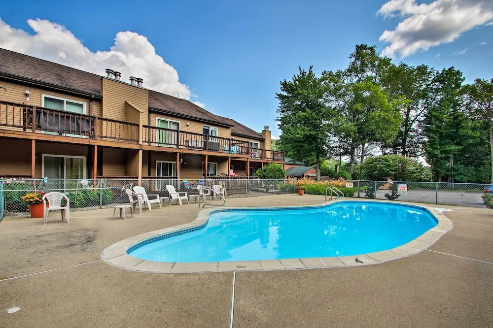 Lincoln Condo w/ Balcony - 6 Mi to Loon Mtn!