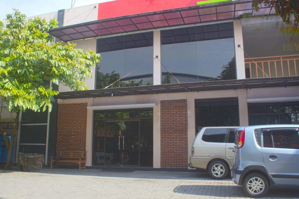 RedDoorz Plus near Stadion Mandala Krida