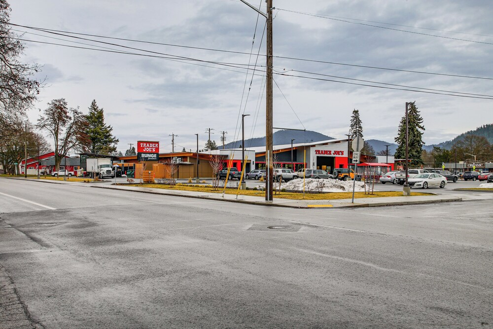 Work & Play in Walkable Midtown Coeur D'alene!