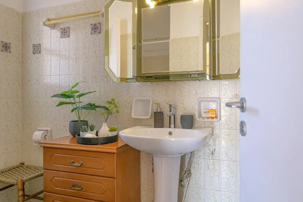 Brand new, sunny & comfy flat @ Koukaki up to 8ppl