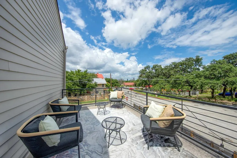 Conveniently Located Upstairs Deck BBQ