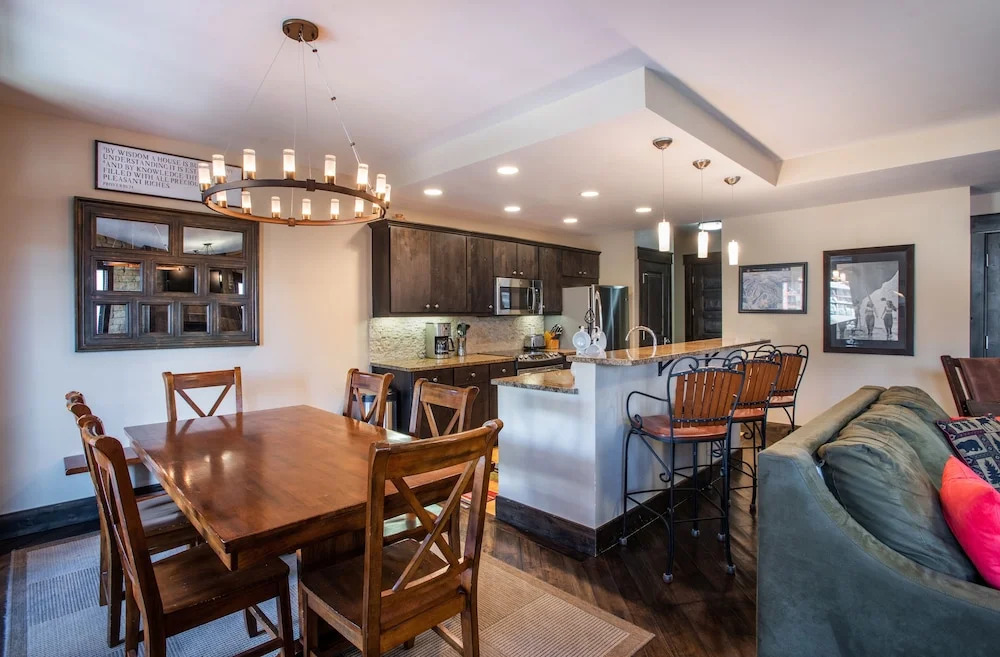 Spacious Village View Townhouse with Fireplace at Parry Peak Lofts townhouse