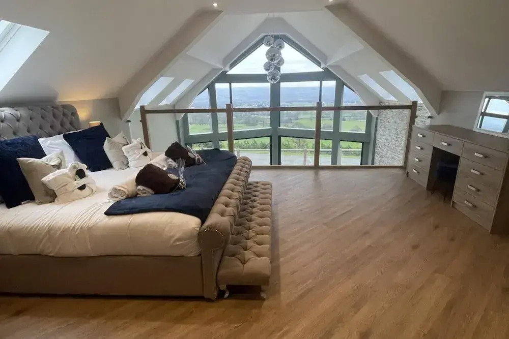 Pendle View Sleeps 8 with Hot Tub