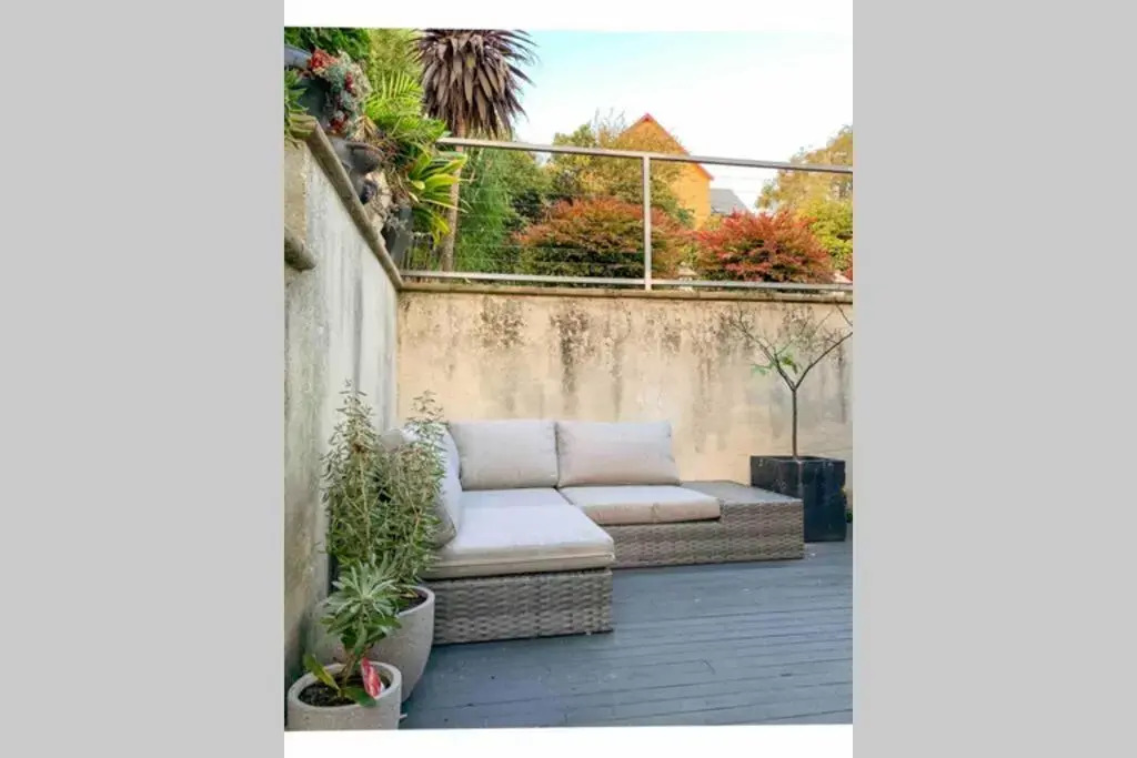 Best Location in Hobart! Luxury 4 bedroom with stunning views