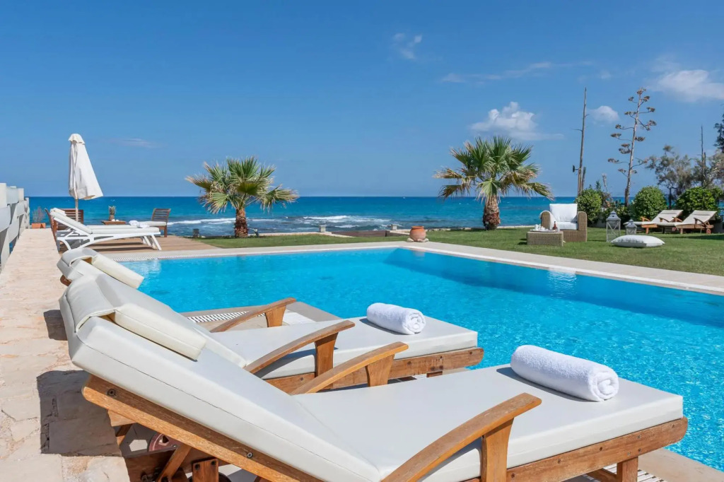 Beachfront Villa Diamond with a heated pool