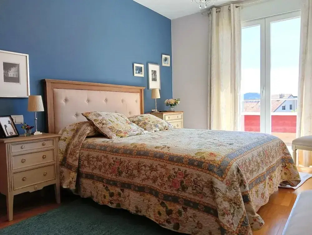 3 Bed Flat - Sleeps 6 - Pool - Garden - Parking