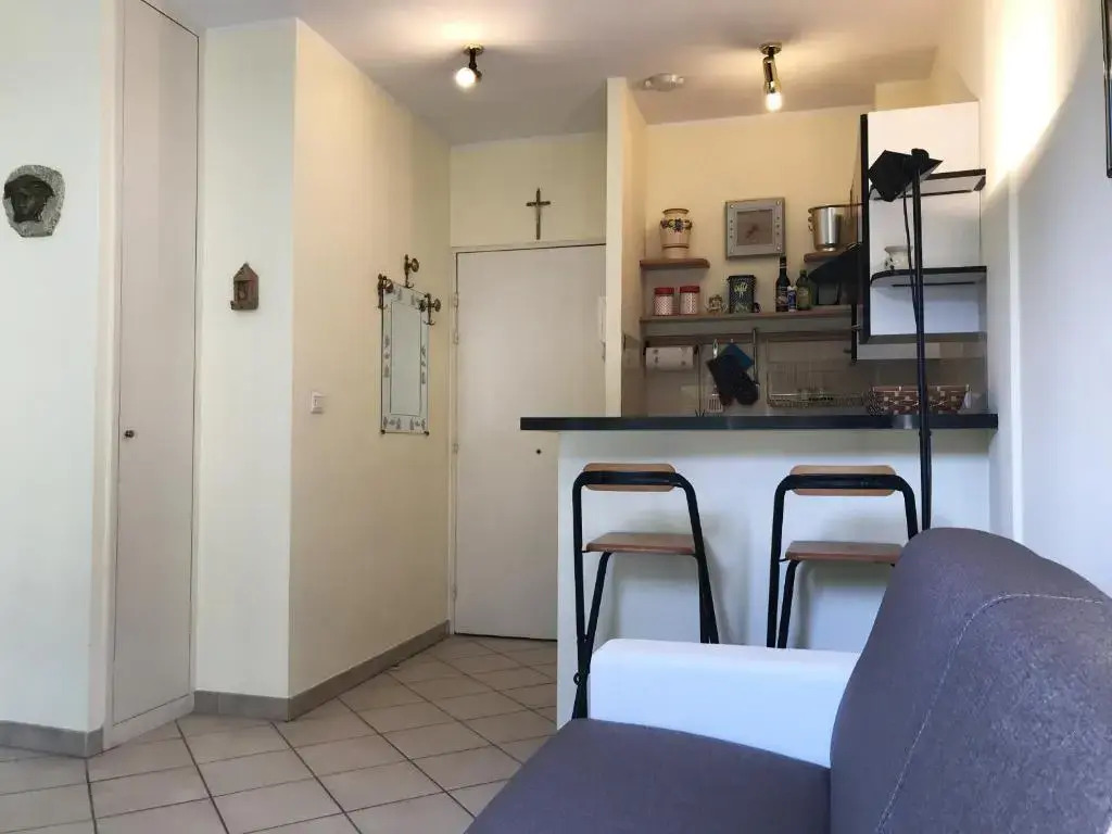 BH - 4 PEOPLE - Flat close to railway station and sea