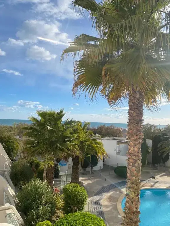 LE CALI, P2 Cabine dans une résidence avec piscine, vue mer et parking privé