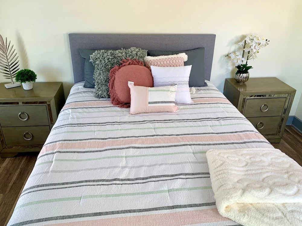 The Trotter Manor - With Private Yard & Parking, Near Falls & Casino by Niagara Hospital