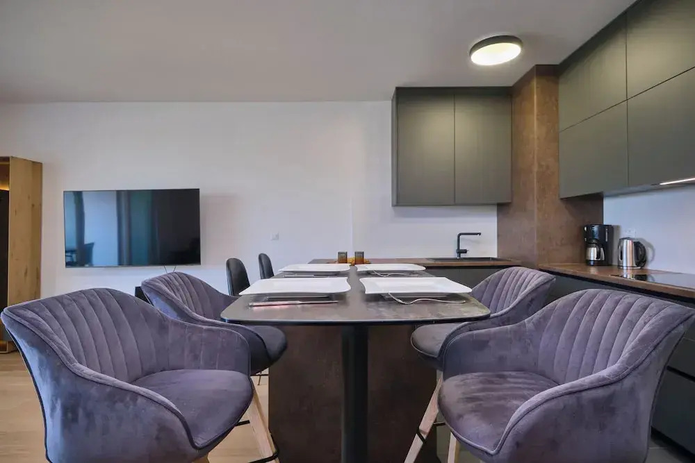 Tropic Night Apartment by Litto