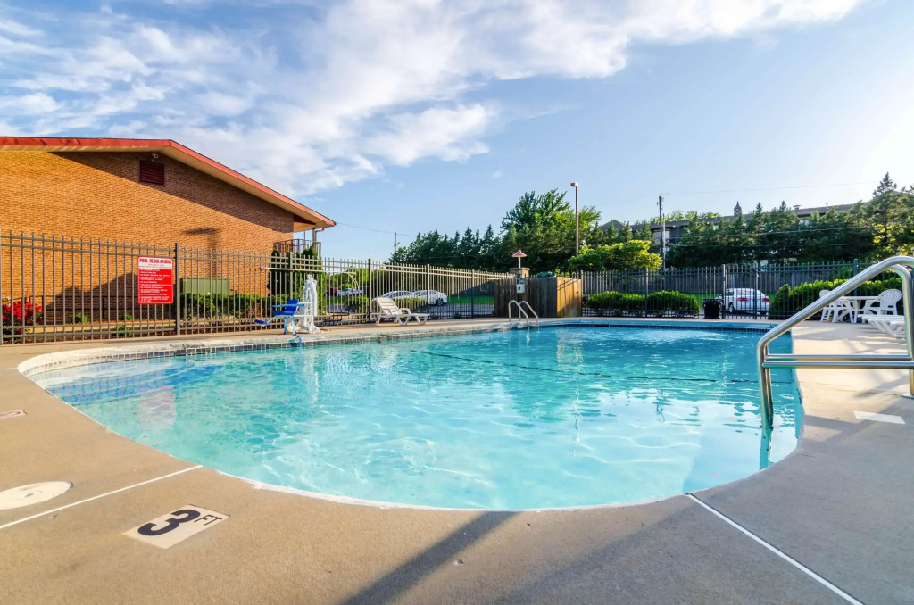 Econolodge Inn & Suites