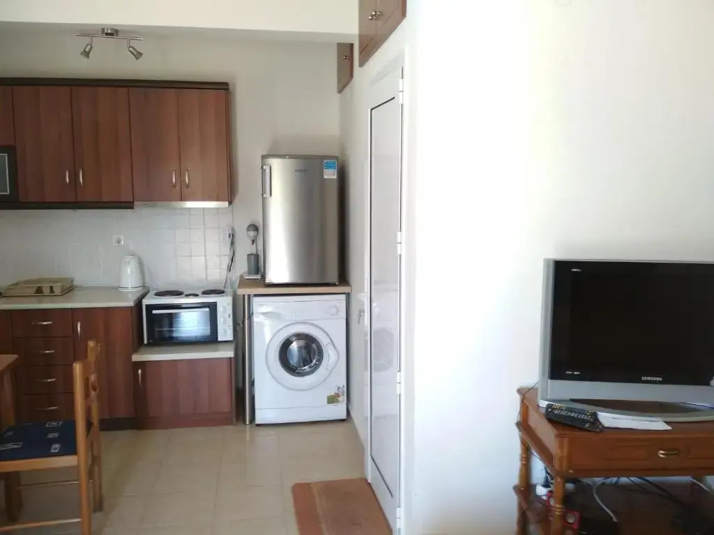 R.A.F. nice studio with garden& parking