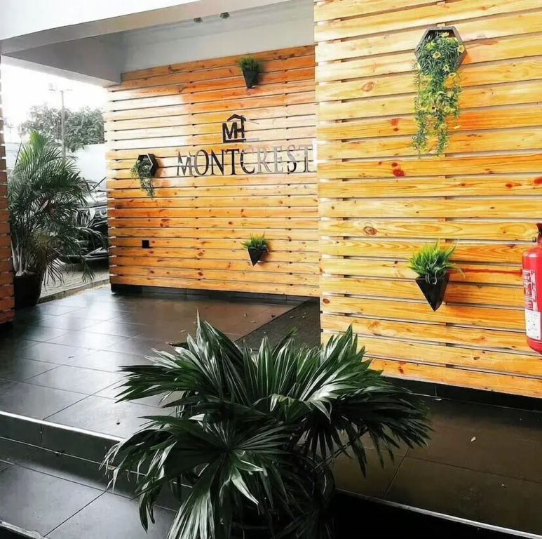 Montcrest Hotel & Lounge