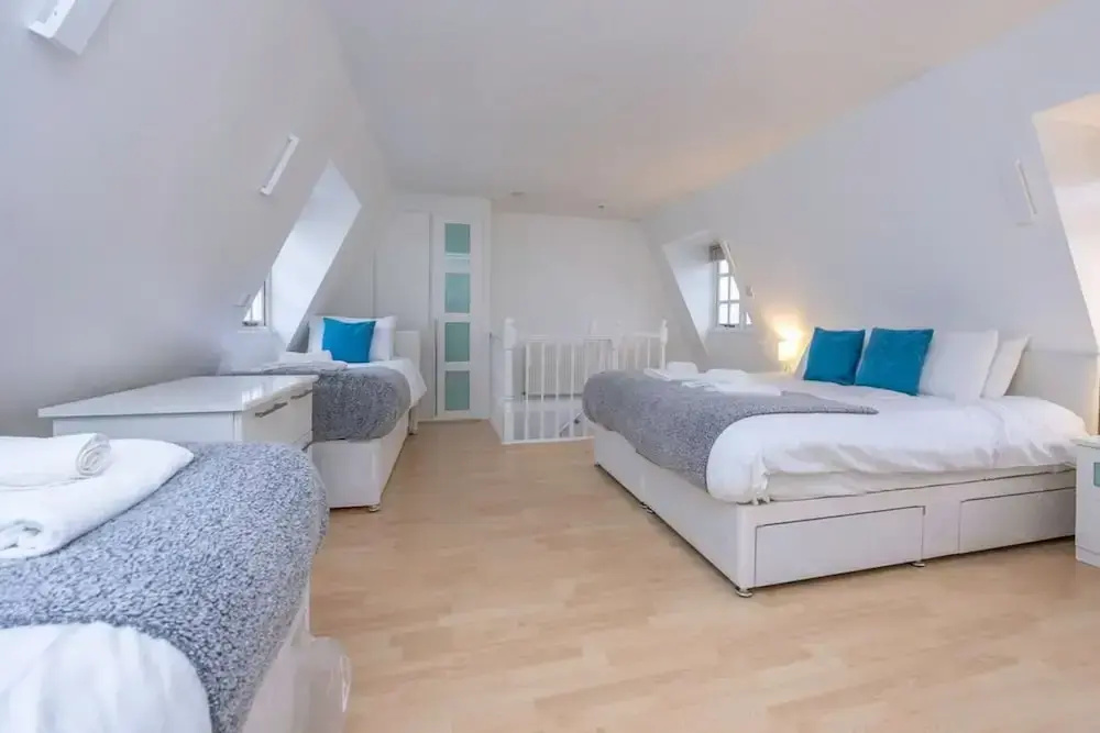 Host Stay Sillwood Seafront