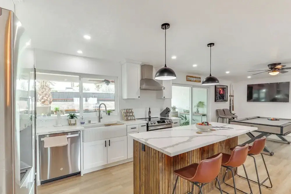 Poolside Relaxation: Group-friendly Home in Havasu