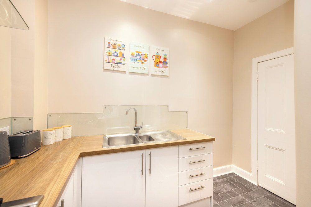Elegant 2-Bed Flat with Edinburgh Charm