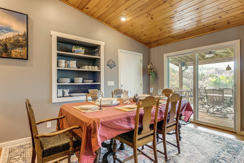 Lakefront Cabin Retreat w/ Dock in Robbinsville!