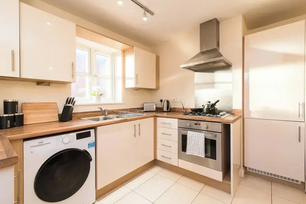 Apt - Sleeps 6 - Pets Ok - Parking
