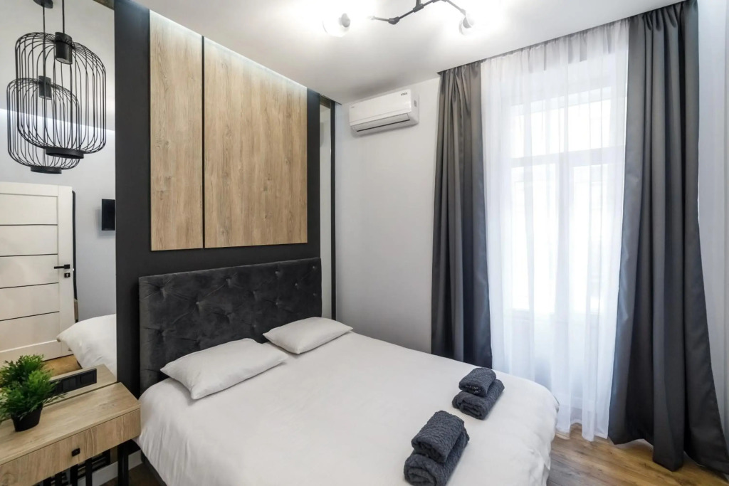 Royal apartment on Hmelnytskogo 37