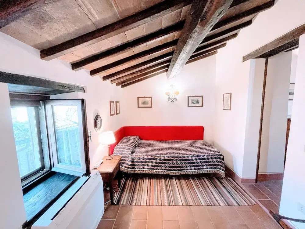 Vicolo - sleeps 5 with air con, wifi, balcony for dining and pool