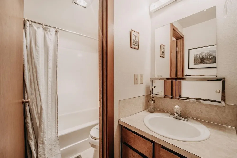 55sw - Fireplace - D/w - W/d - Sleeps 4 2 Bedroom Condo by Redawning