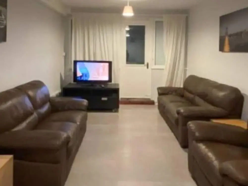 Room in Apartment - Normanton - Family Room With Balcony