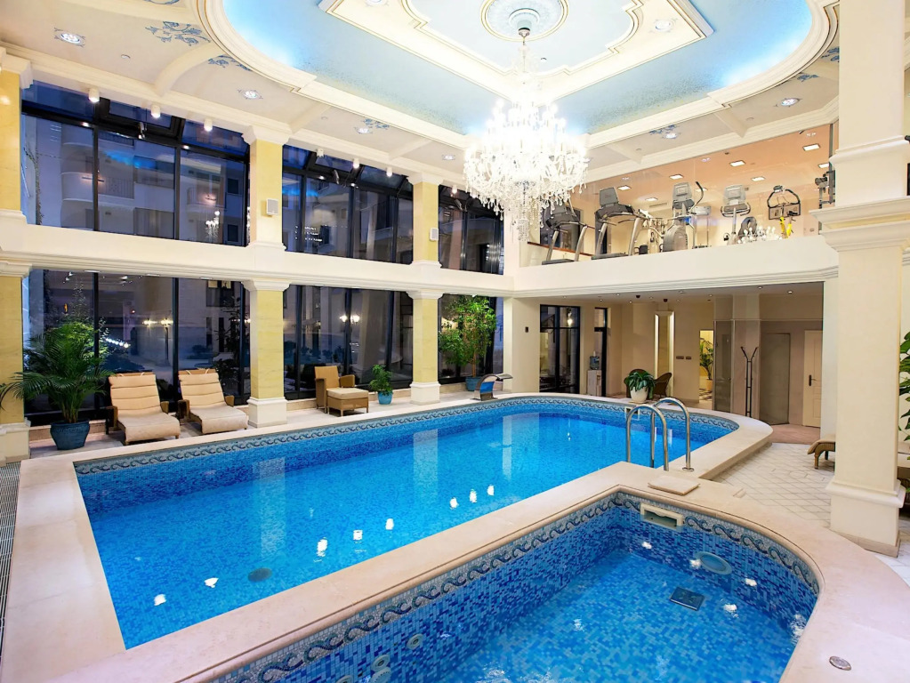 Queens Court Hotel & Residence