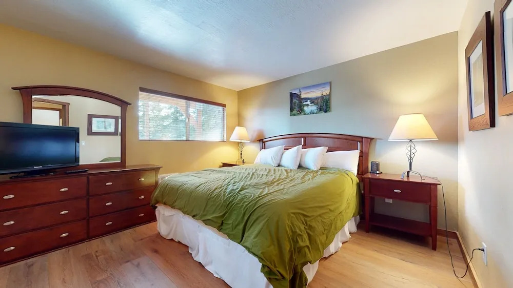 Mammoth View Villas 40 Walk to The Village Gondola, Private Grill and Washer Dryer by RedAwning