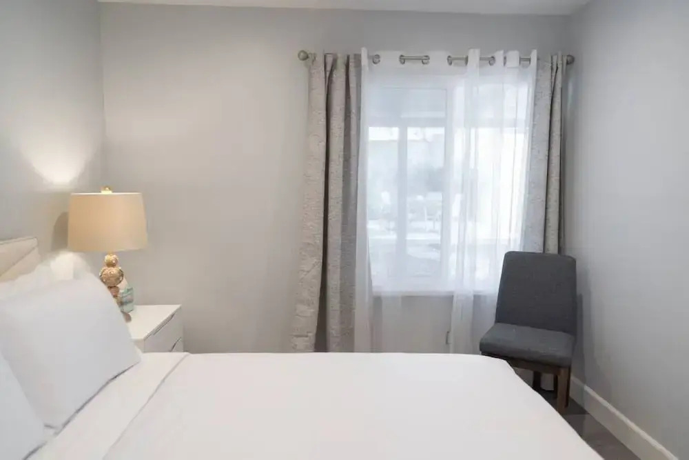 Updated 1BR House in Glendale With Private Fenced Yard p55