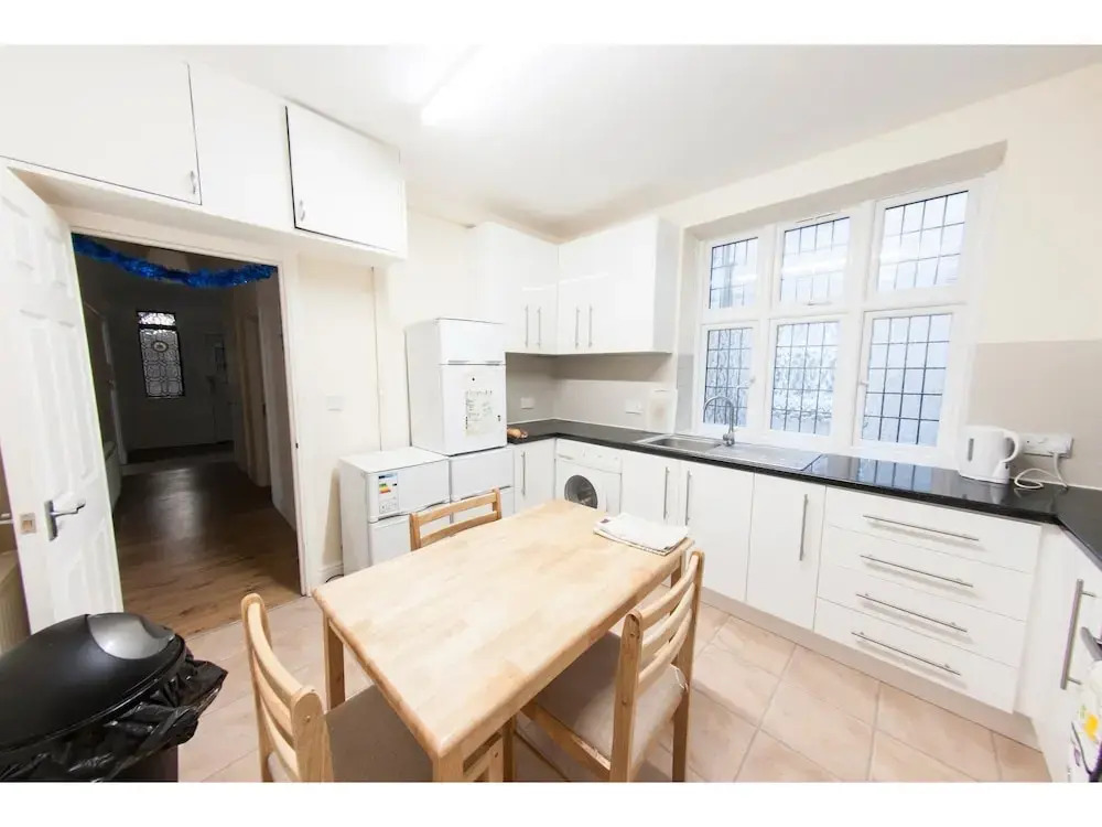 Spacious & Quiet 4BR Flat for 8 in Hampstead