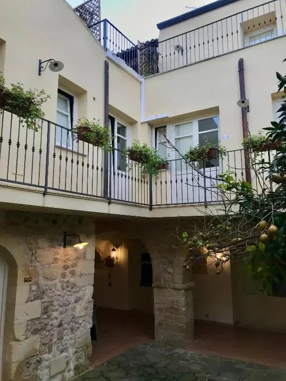 Domo Antiga Guest Rooms