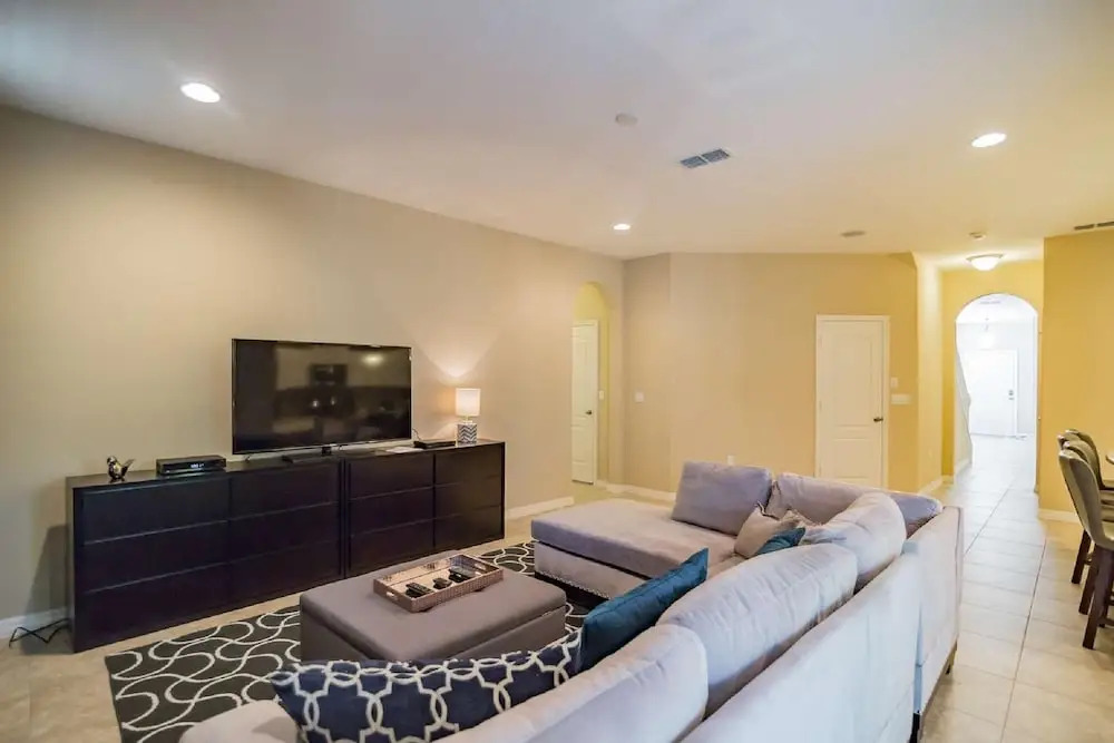 4970 Trafalgar Village