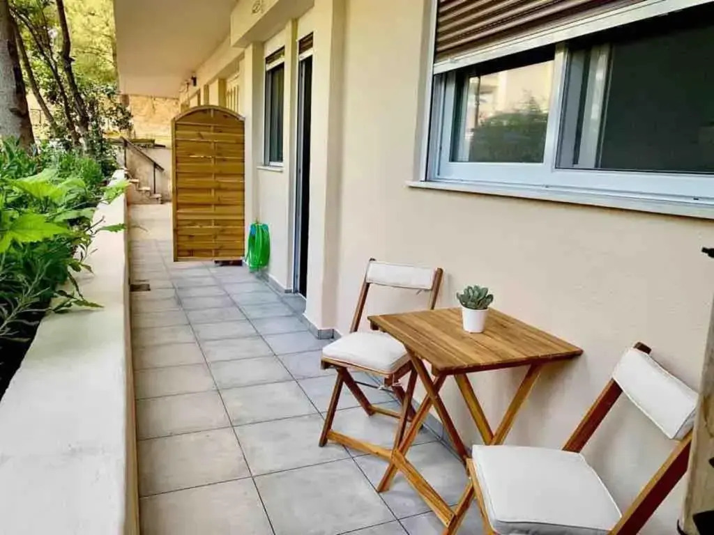 Disinffected Kifissia Central near Metro Apartment 1BR
