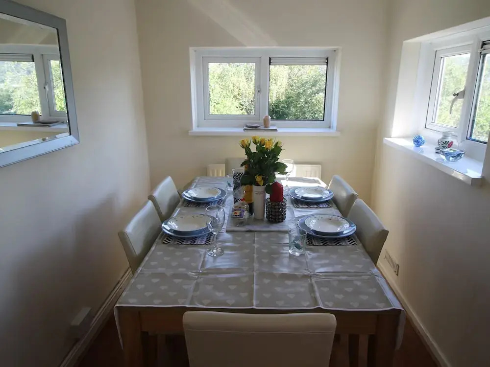 Garth Olwg 2 Bed Apartment by Cardiff Holiday Homes