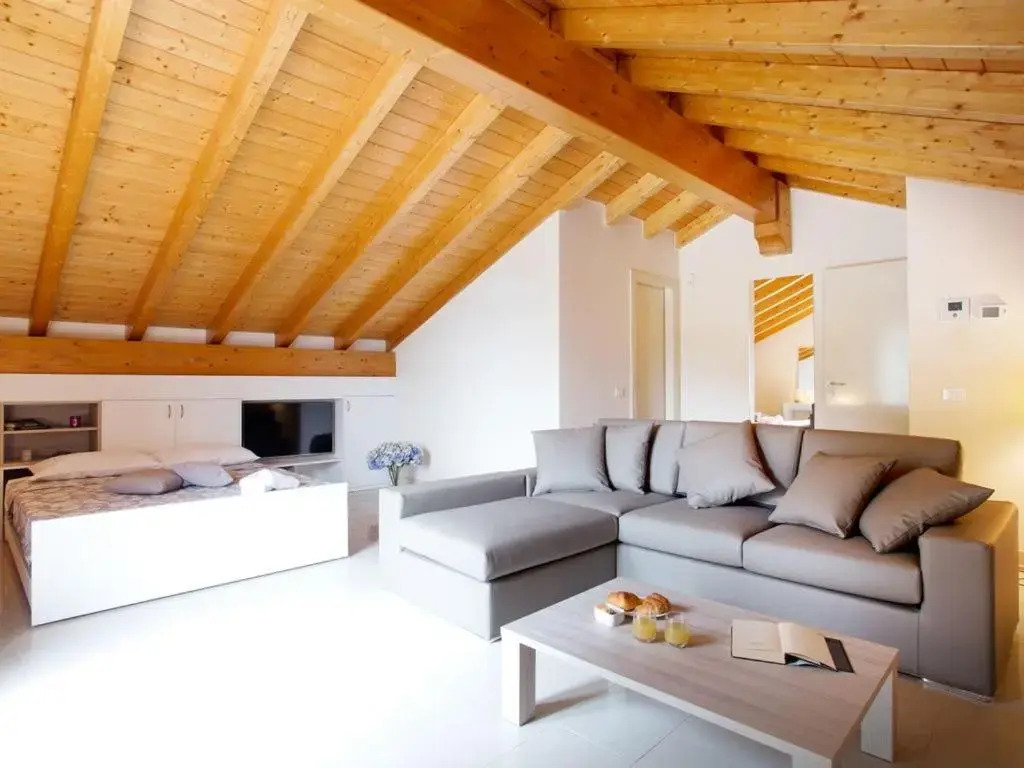 Apartment 5 - Overlooking Isola Comacina. Spacious Living Ideal For Families Of Up To 10